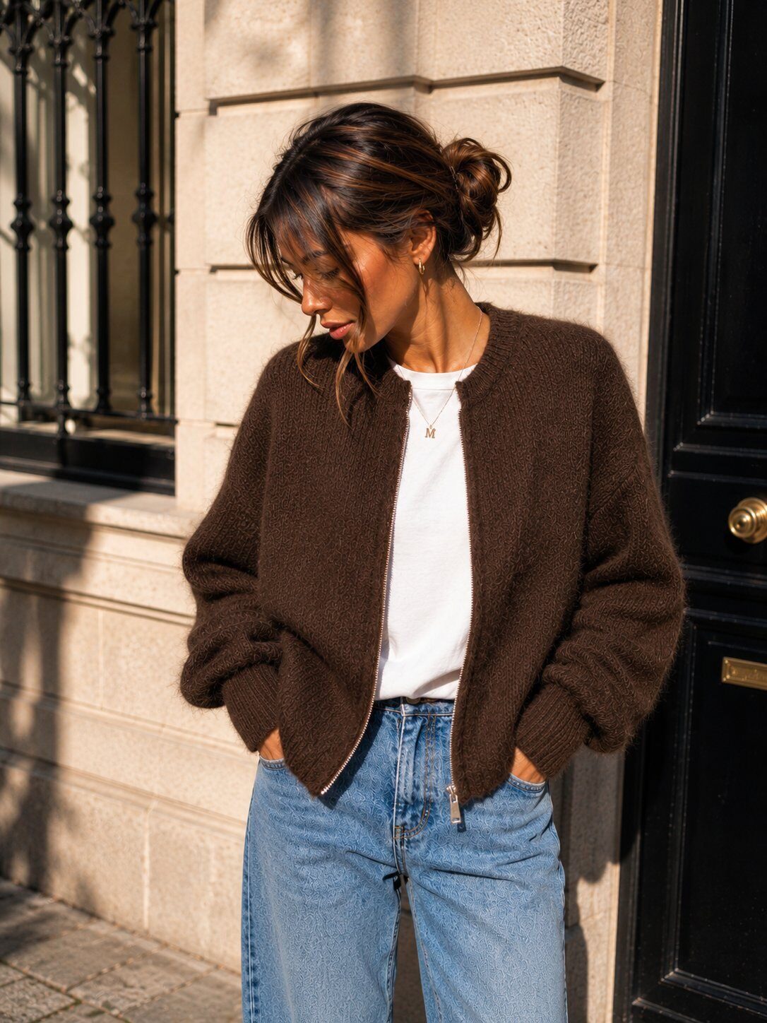 Silhouette en gilet mohair et jean large, lumière naturelle