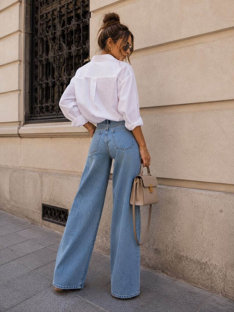 Jean ample taille haute femme en 98% coton, 2% élasthanne, porté en extérieur